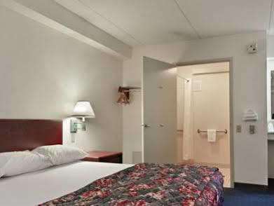 Motel Red Roof Hickory